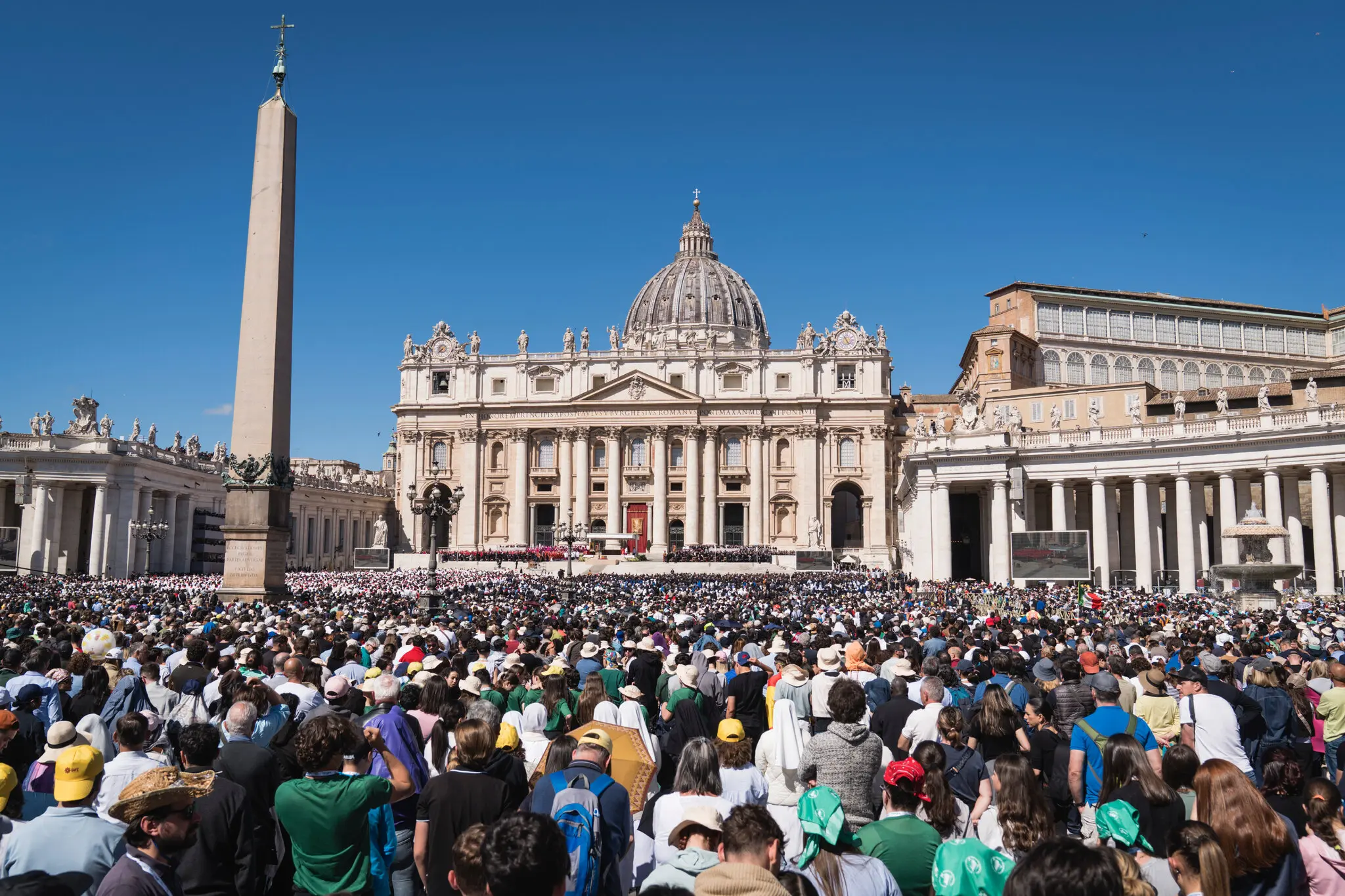 Тисячі вірних із усього світу зібралися на площі Святого Петра, щоб попрощатися з Папою Франциском: моменти єднання й пам’яті